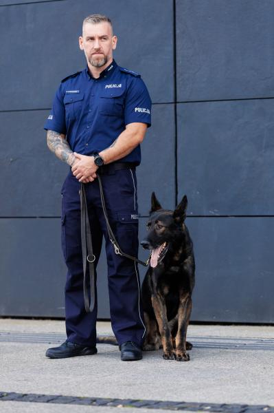 Marszałek Marek Woźniak wraz Tomaszem Olczykiem, Komendantem Wojewódzkim Policji w Poznaniu wręczyli statuetki oraz nagrody dla laureatów wojewódzkich eliminacji do XXII Kynologicznych Mistrzostw Policji- kliknij aby powiększyć