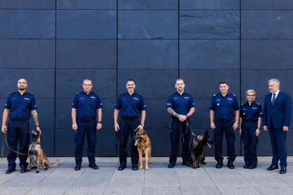 Marszałek Marek Woźniak wraz Tomaszem Olczykiem, Komendantem Wojewódzkim Policji w Poznaniu wręczyli statuetki oraz nagrody dla laureatów wojewódzkich eliminacji do XXII Kynologicznych Mistrzostw Policji- kliknij aby powiększyć