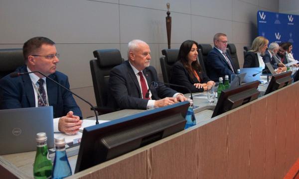 radni w sali sesyjnej- kliknij aby powiększyć