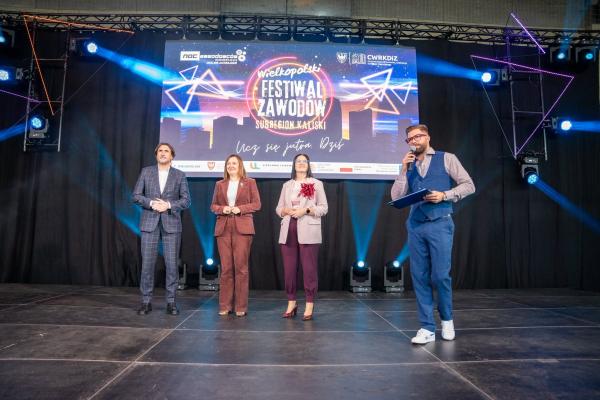 od prawej: Wojtek Kaczmarczyk(prowadzący); Magdalena Sekura-Nowicka (dyrektor CWRKDiZ Kalisz); Ewelina Dudek (Naczelnik Wydziału Edukacji m. Kalisza); Grzegorz Kulawinek (Wiceprezydent Kalisza)
- kliknij aby powiększyć