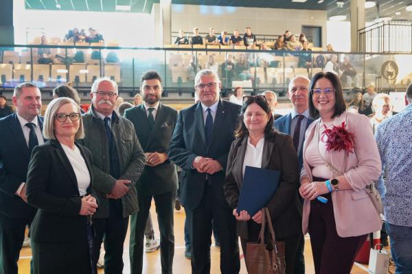 od prawej: Magdalena Sekura-Nowicka (Dyrektor CWRKDiZ Kalisz); Dorota Kinal (Dyrektor DEiN UMWW); Krzysztof Grabowski (Wicemarszałek Woj. Wielkopolskiego); Mateusz Adamek (Wicedyrektor Wielkopolskie Samorządowe Centrum Rozwoju Wsi w Sielinku); Adam Warzybok (Przewodniczący Rady Izby Rzemieślniczej w Kaliszu); Małgorzata Kasprzycka (Wicedyrektor Technikum im. Św. Józefa w Kaliszu); Mariusz Pawlak (Dyrektor Zespołu Szkół Techniczno-Elektronicznych w Kaliszu)
- kliknij aby powiększyć