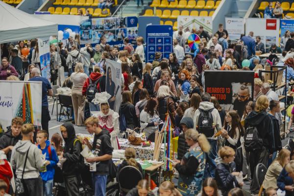 Na zdjęciu pełna hala ludzi. W leszczyńskiej edycji Nocy Zawodowców- kliknij aby powiększyć