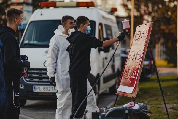 Na zdjęciu uczestnicy konkursu zorganizowanego przez firmę Lakiernictwo Sierakowscy. Konkurs polegał na malowaniu na szablonach pistoletem lakierniczym- kliknij aby powiększyć