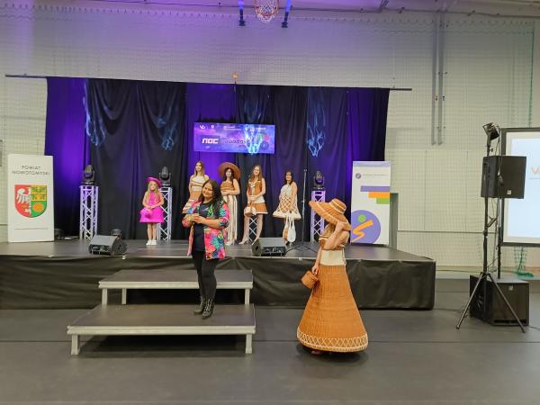 Pokaz mody przygotowany przez mistrzynię plecionkarstwa Katarzynę Wachowiak-Szweda- kliknij aby powiększyć