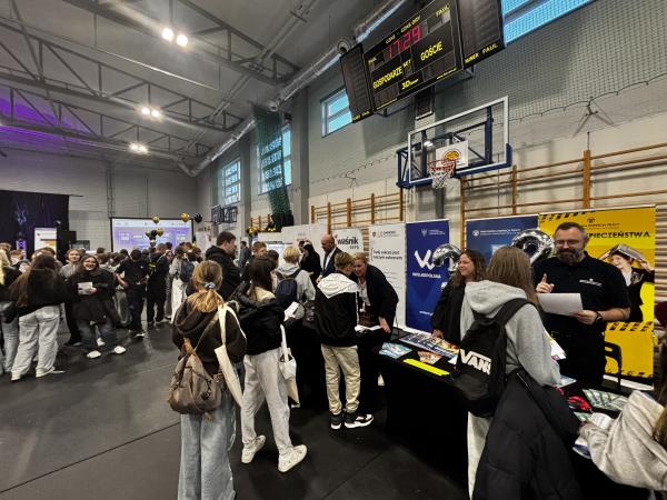 Sala Powiatowego Centrum Sportu w Nowym Tomyślu, stoisko CWRKDiZ w Poznaniu oraz Państwowej Inspekcji Pracy- kliknij aby powiększyć
