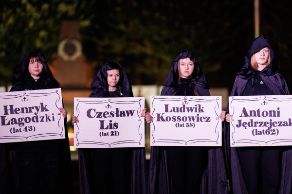 Finał tegorocznej akcji Zapal Znicz Pamięci odbył się w niedzielę 19 października w Książu Wielkopolskim- kliknij aby powiększyć