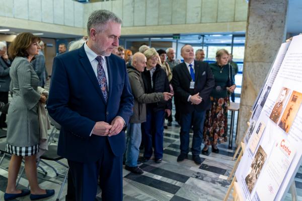 Otwarcie wystawy biograficznej poświęconej śp. mjr. Zenonowi Wechmannowi w Wielkopolskim Urzędzie Wojewódzkim - kliknij aby powiększyć