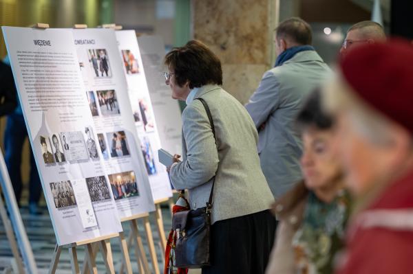 Otwarcie wystawy biograficznej poświęconej śp. mjr. Zenonowi Wechmannowi w Wielkopolskim Urzędzie Wojewódzkim - kliknij aby powiększyć