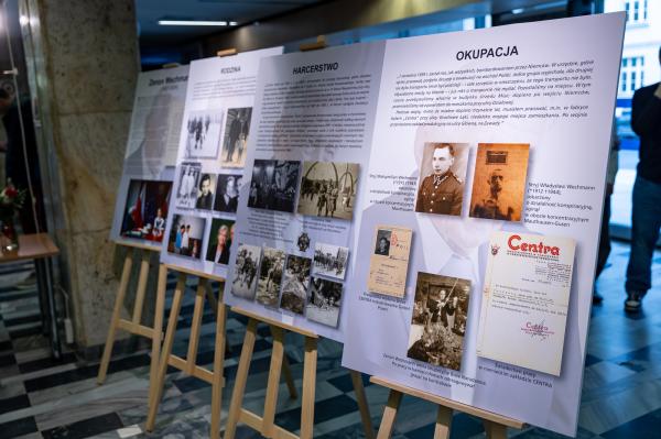 Otwarcie wystawy biograficznej poświęconej śp. mjr. Zenonowi Wechmannowi w Wielkopolskim Urzędzie Wojewódzkim - kliknij aby powiększyć