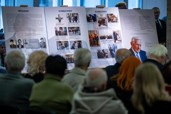 Otwarcie wystawy biograficznej poświęconej śp. mjr. Zenonowi Wechmannowi w Wielkopolskim Urzędzie Wojewódzkim - kliknij aby powiększyć