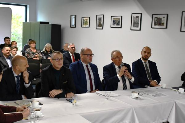 W spotkaniu wzięli udział Wojciech Jankowiak, Wicemarszałek Województwa Wielkopolskiego i Dariusz Kurzawa, Wicemarszałek Województwa Kujawsko-Pomorskiego- kliknij aby powiększyć
