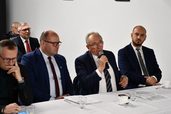 W spotkaniu wzięli udział Wojciech Jankowiak, Wicemarszałek Województwa Wielkopolskiego i Dariusz Kurzawa, Wicemarszałek Województwa Kujawsko-Pomorskiego- kliknij aby powiększyć