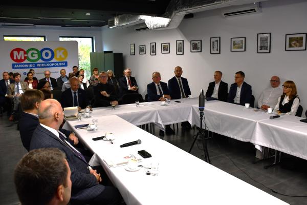 W spotkaniu wzięli udział Wojciech Jankowiak, Wicemarszałek Województwa Wielkopolskiego i Dariusz Kurzawa, Wicemarszałek Województwa Kujawsko-Pomorskiego- kliknij aby powiększyć