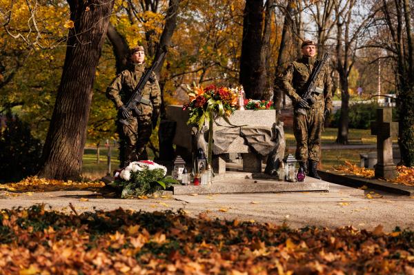 Złożenie kwiatów na grobach zasłużonych Wielkopolan- kliknij aby powiększyć
