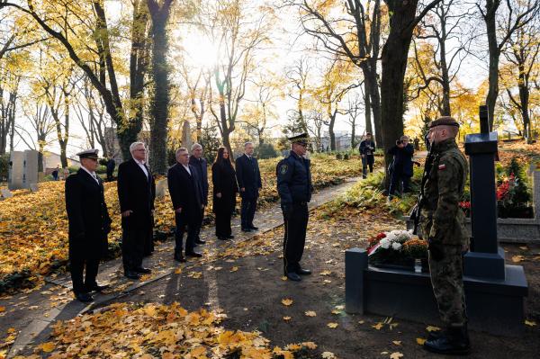 Złożenie kwiatów na grobach zasłużonych Wielkopolan- kliknij aby powiększyć