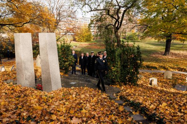 Złożenie kwiatów na grobach zasłużonych Wielkopolan- kliknij aby powiększyć