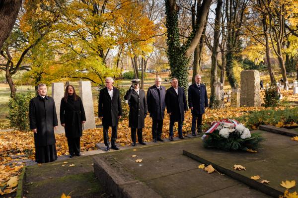 Złożenie kwiatów na grobach zasłużonych Wielkopolan- kliknij aby powiększyć