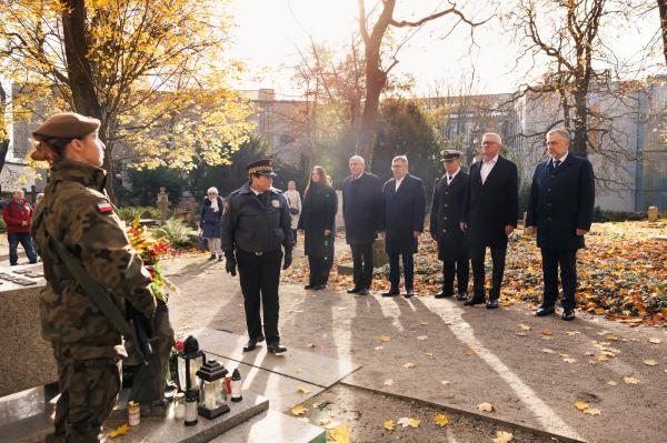 Złożenie kwiatów na grobach zasłużonych Wielkopolan- kliknij aby powiększyć