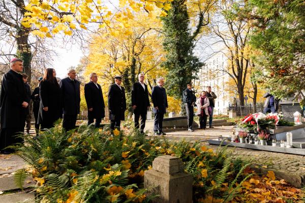 Złożenie kwiatów na grobach zasłużonych Wielkopolan- kliknij aby powiększyć