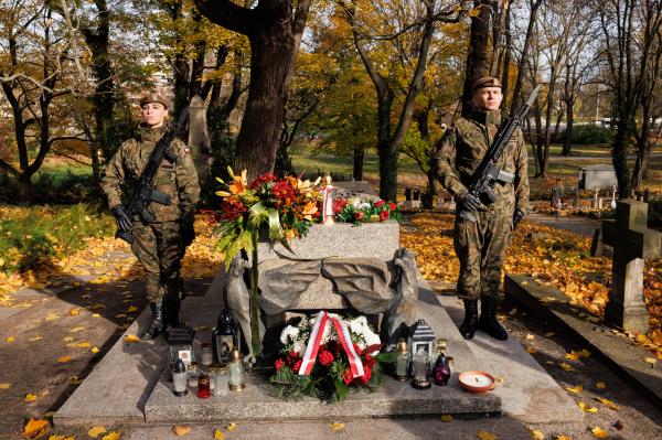 Złożenie kwiatów na grobach zasłużonych Wielkopolan- kliknij aby powiększyć