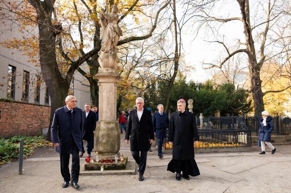 Złożenie kwiatów na grobach zasłużonych Wielkopolan- kliknij aby powiększyć