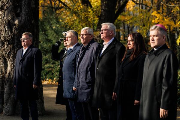 Złożenie kwiatów na grobach zasłużonych Wielkopolan- kliknij aby powiększyć