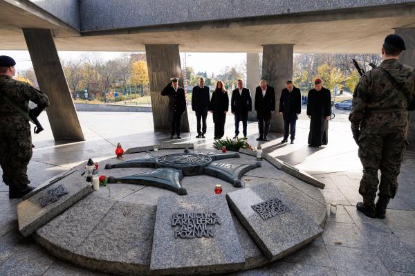 Złożenie kwiatów na grobach zasłużonych Wielkopolan- kliknij aby powiększyć