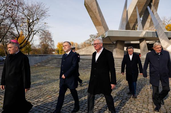 Złożenie kwiatów na grobach zasłużonych Wielkopolan- kliknij aby powiększyć