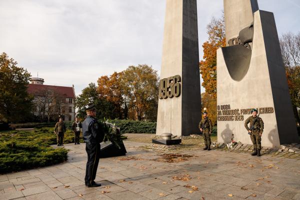 Złożenie kwiatów na grobach zasłużonych Wielkopolan- kliknij aby powiększyć