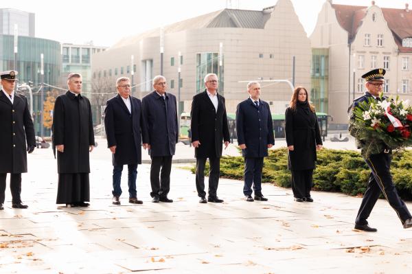 Złożenie kwiatów na grobach zasłużonych Wielkopolan- kliknij aby powiększyć