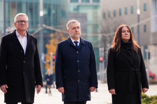 Złożenie kwiatów na grobach zasłużonych Wielkopolan- kliknij aby powiększyć