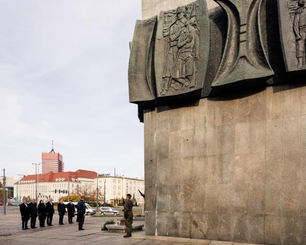 Złożenie kwiatów na grobach zasłużonych Wielkopolan- kliknij aby powiększyć