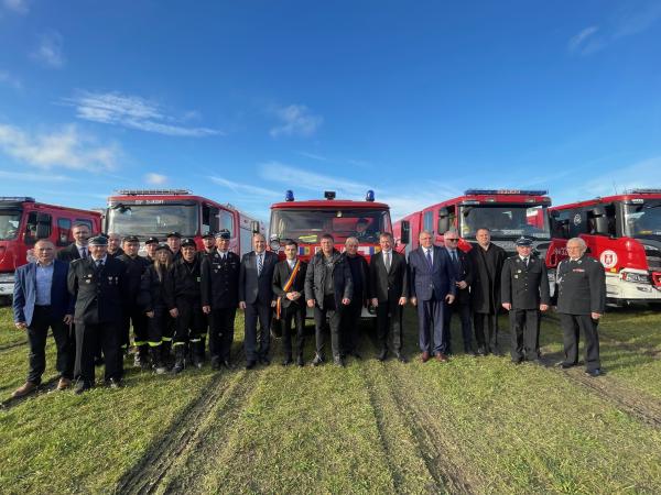 Specjalny samochód pożarniczy został przekazany mołdawskiej gminie- kliknij aby powiększyć