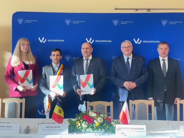 Specjalny samochód pożarniczy został przekazany mołdawskiej gminie- kliknij aby powiększyć