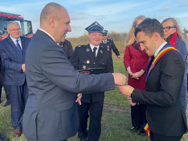 Specjalny samochód pożarniczy został przekazany mołdawskiej gminie- kliknij aby powiększyć