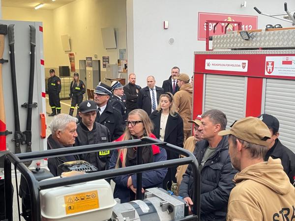 Specjalny samochód pożarniczy został przekazany mołdawskiej gminie- kliknij aby powiększyć