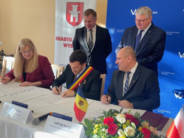 Specjalny samochód pożarniczy został przekazany mołdawskiej gminie- kliknij aby powiększyć