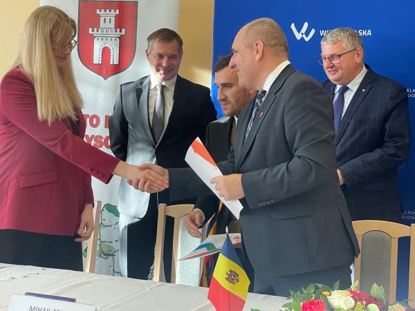 Specjalny samochód pożarniczy został przekazany mołdawskiej gminie- kliknij aby powiększyć