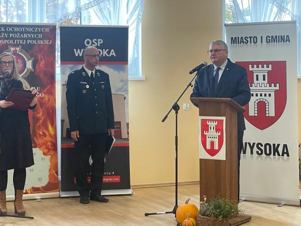 Specjalny samochód pożarniczy został przekazany mołdawskiej gminie- kliknij aby powiększyć