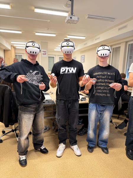Na zdjęciu 3 uczniów w googlach VR podczas warsztatów w pracowni 3D- kliknij aby powiększyć