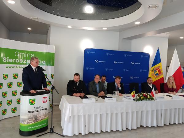 Samochód pożarniczy z gminy Sieroszewice przekazany do Mołdawii- kliknij aby powiększyć