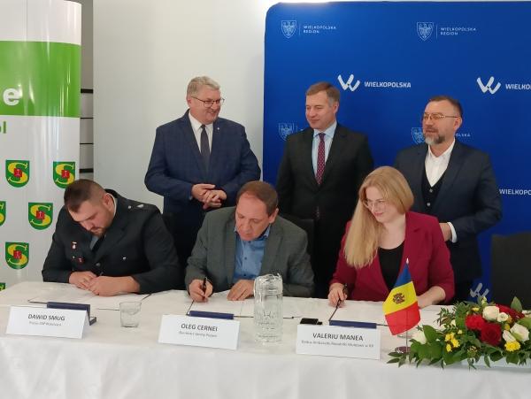 Samochód pożarniczy z gminy Sieroszewice przekazany do Mołdawii- kliknij aby powiększyć