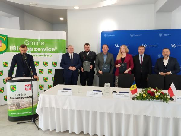Samochód pożarniczy z gminy Sieroszewice przekazany do Mołdawii- kliknij aby powiększyć