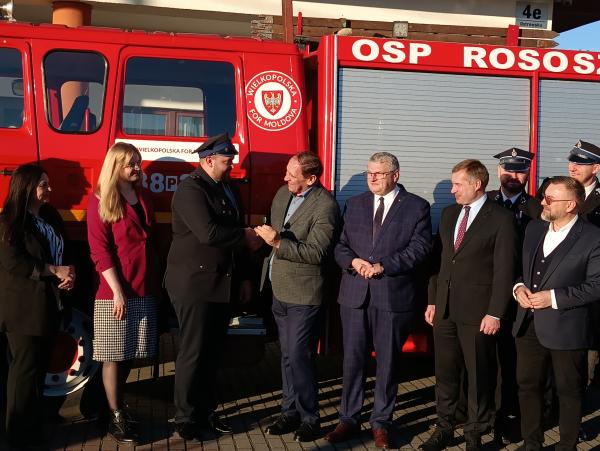 Samochód pożarniczy z gminy Sieroszewice przekazany do Mołdawii- kliknij aby powiększyć