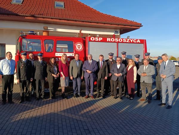 Samochód pożarniczy z gminy Sieroszewice przekazany do Mołdawii- kliknij aby powiększyć