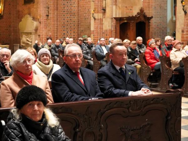 Wicemarszałek Jankowiak przy grobach pierwszych Piastów- kliknij aby powiększyć