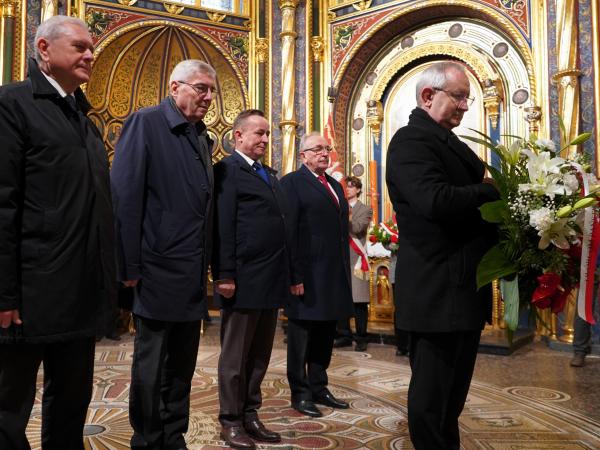 Wicemarszałek Jankowiak przy grobach pierwszych Piastów- kliknij aby powiększyć