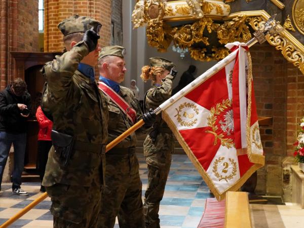 Wicemarszałek Jankowiak przy grobach pierwszych Piastów- kliknij aby powiększyć