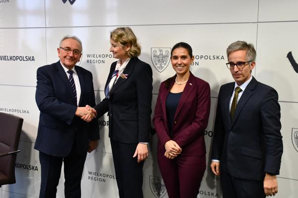 Ambasador Republiki Słowackiej w Polsce J.E. Andrea Elscheková Matisová spotkała się z Wojciechem Jankowiakiem, Wicemarszałkiem Województwa Wielkopolskiego.- kliknij aby powiększyć
