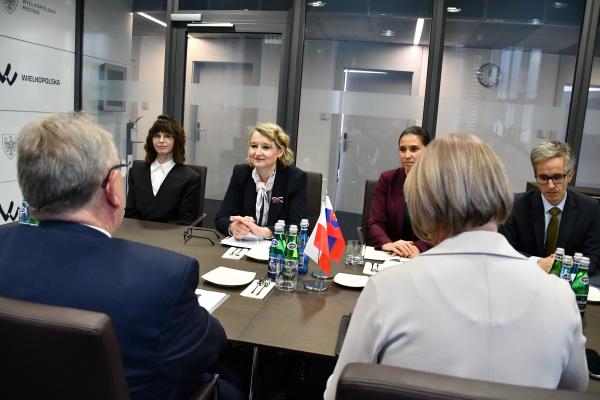 Ambasador Republiki Słowackiej w Polsce J.E. Andrea Elscheková Matisová spotkała się z Wojciechem Jankowiakiem, Wicemarszałkiem Województwa Wielkopolskiego.- kliknij aby powiększyć